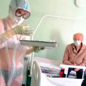 Rusya’da bikinili hemşireye yeni meslek edindi