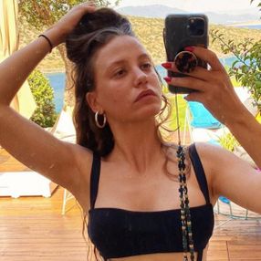 Serenay Sarıkaya'dan ayna pozları