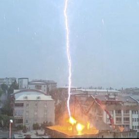 Bursa'da binaya düşen yıldırım görüntülendi
