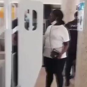 Fransa'da siyahi hamile kadın darbedildi