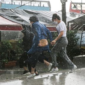 İstanbul’da beklenen sağanak yağmur başladı