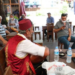 Kahramanmaraş'ta maskesiz bağlama çalan adama ceza