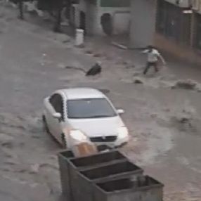 İstanbul'da suya kapılan kadının kurtarılma anı