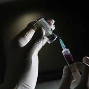 İngiltere'de koronavirüs aşısında yeni aşamaya geçildi