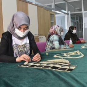 Sivas'ta ay yıldızlı caminin süslemesini kadınlar yaptı