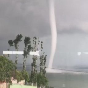 Çatalca'da evlerine hortumun gelişini görüntülediler