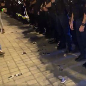 Fransız polisler, kelepçeleri yere attı