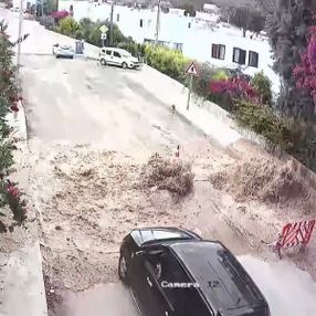 Bodrum'da su boru hattının patlama anı