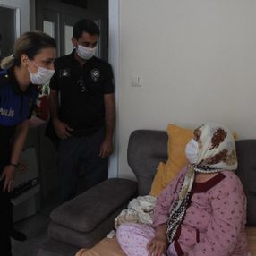 Adana'da boğulma tehlikesi geçiren yaşlı kadına ziyaret