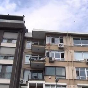 Kadıköy'de balkona çıkan kadın intihara kalkıştı
