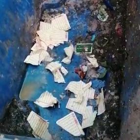 Üsküdar'da bir kişi Kur'an'ı yırtıp sokağa attı