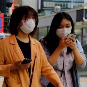 Japonya'nın bir şehrinde yürürken telefon kullanmak yasak