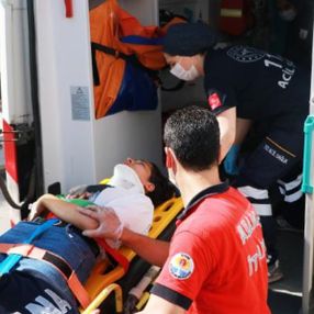 Adana'da sınava yetişmeye çalışırken kaza geçirdiler