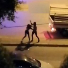 İzmir'de sokak ortasında genç kızı yumrukladı
