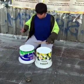 Kadıköy'de yoğurt kovasıyla ritim tutan çocuk