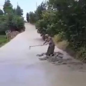 Giresun’da yola dökülen betonu tahrip eden kadın