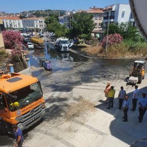 Çeşme'de atık su borusu patladı