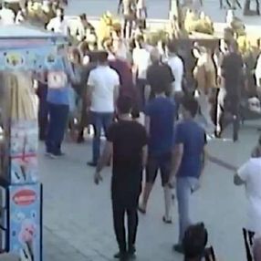 Esenyurt'ta annesi ile yürüyen çocuğa motosiklet çarptı