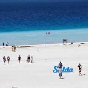 Salda Gölü'ne turist akını