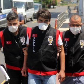 Adana'da taciz eden üvey babasını vurdu