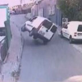 Şişli'de kaldırıma çarpan araç devrildi