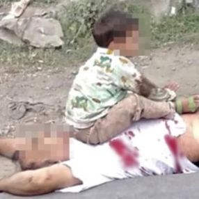Keşmir'de, 3 yaşındaki çocuğun fotoğrafı infial yarattı