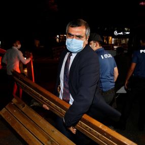 Ankara'da CHP'li vekiller baro eylemine bank taşıdı