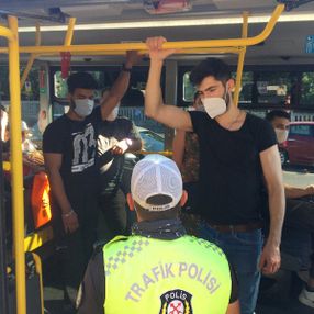 Fatih'te minibüsçü ceza yiyince yolculara kızdı