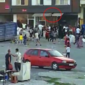 Esenler'de komşu olan iki ailenin kavgası kamerada