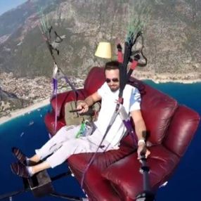 Fethiye'de koltukla uçarken televizyon izledi