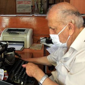Samsun'da bir kişi tek parmakla 38 yıldır dilekçe yazıyor
