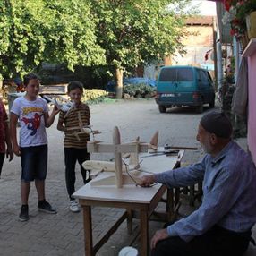 İnegöllü Refik dede, çocukları uçaklarla sevindiriyor