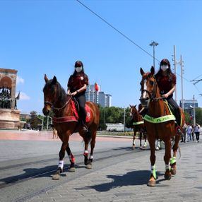 Taksim'de atlı polislerden denetim