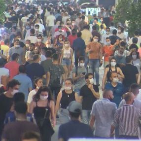 İstiklal Caddesi'nde hafta sonu yoğunluğu