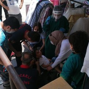 Kocaeli'de 4 yaşındaki bebeğin kafası demire sıkıştı