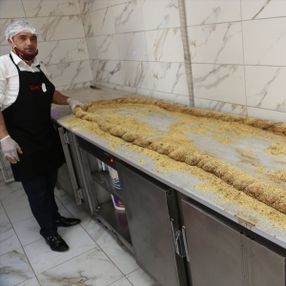 Ordu'da, 5 metre çapındaki simit ilgi gördü