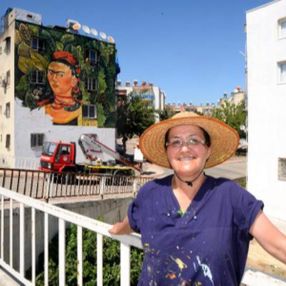 Mersin'de bir ressam Frida Kahlo'yu resmediyor