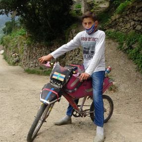 Trabzon'da küçük çocuk motorsuz motosiklet yaptı