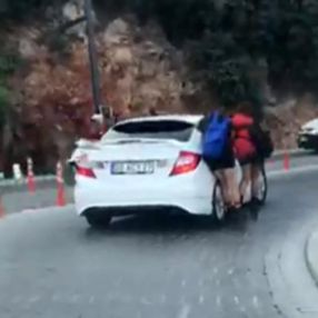 Antalya'da patenli kızların tehlikeli yolculuğu