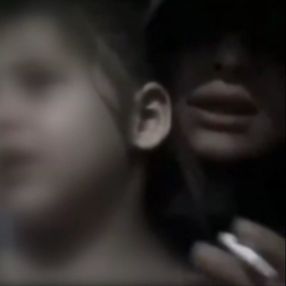 Kuzenine canlı yayında sigara içirmeye çalıştı