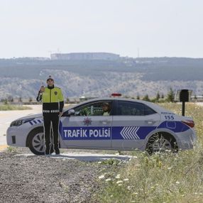 Kara yollarında maket trafik polisi dönemi
