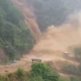 Rize'de Ağaran Şelalesi taştı
