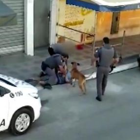 Brezilya polisinden, gözaltına alınan kişiye şiddet