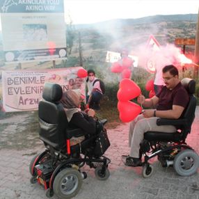 Manisa'da bedensel engelli çiftin evliliği engel tanımadı