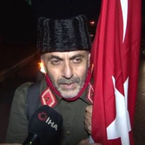 İstanbul'da bir vatandaş 15 Temmuz anıtına yürüyor