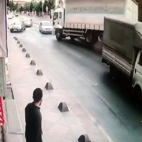 Bağcılar'da kaymakamın aracı kazadan son anda kurtuldu