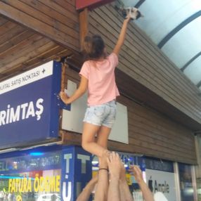 Malatya'da boynuna ip dolanan kedi kurtarıldı