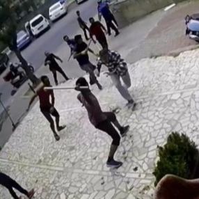 Kadıköy'de bıçaklı sopalı 'yan baktın' kavgası
