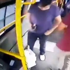 Pendik'te minibüsçünün telefonunu çalan hırsız kamerada