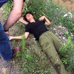 Sakarya’da genç kadını darbedip, yol kenarına attılar